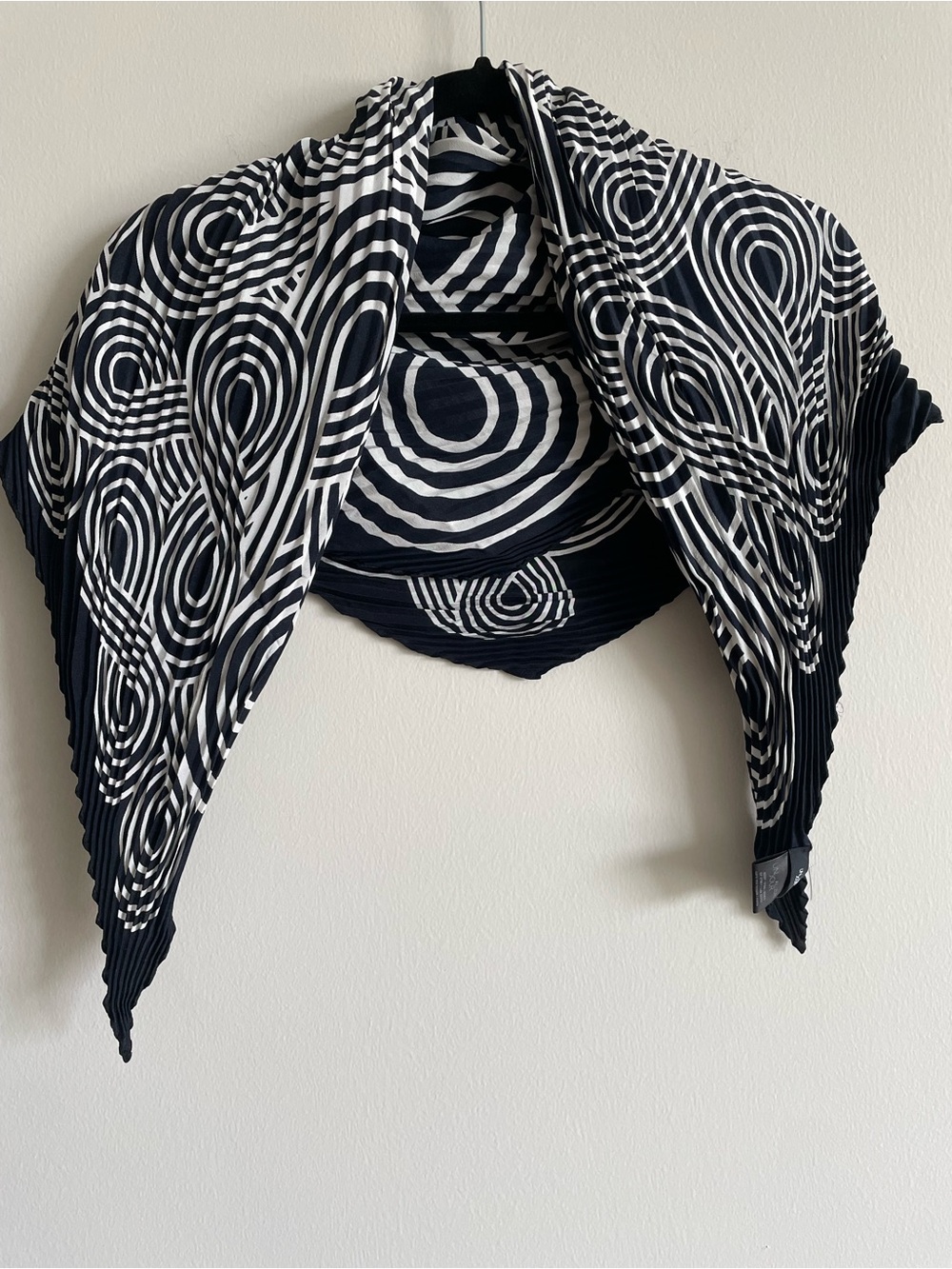 Un Jour Ailleurs 100% silk plisse pleated scarf black white navy geometric bold